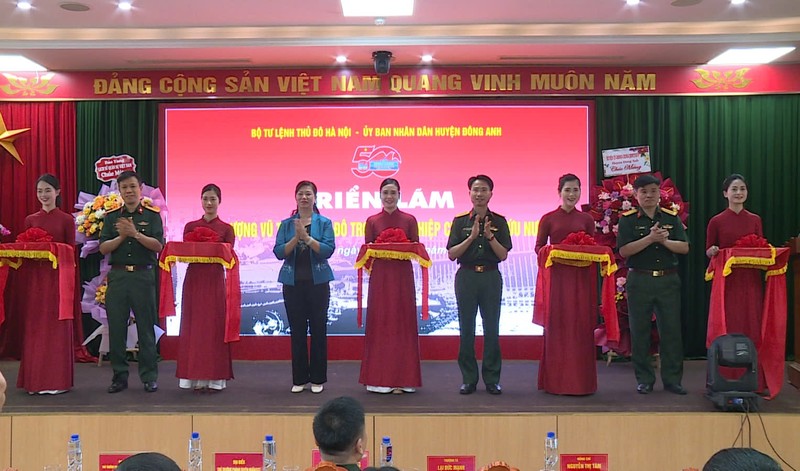 Delegates cut the ribbon to open the exhibition with the theme “The armed forces of the capital Hanoi in the resistance war against the US.” Photo: Do Phong
