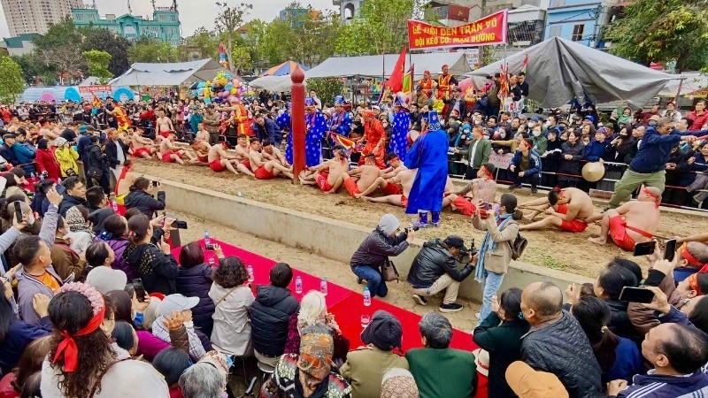 The sitting tug of war at Tran Vu Temple Festival, in Long Bien District, Hanoi, attracts the attention of many locals and tourists. (Photo: LE THANH)