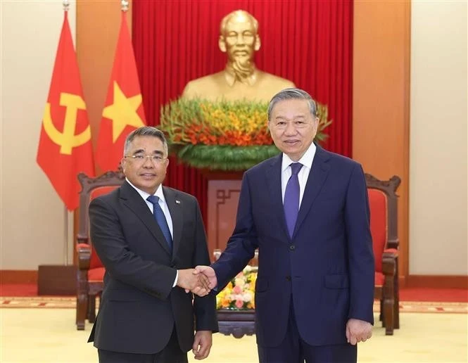 Party General Secretary To Lam (right) receives Philippine Ambassador to Vietnam Meynardo Los Banos Montealegre in Hanoi on April 24. (Photo: VNA)