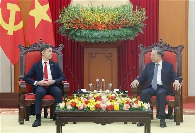 Party General Secretary To Lam (R) and EU Ambassador to Vietnam Julien Guerrier at their meeting in Hanoi on April 24. (Photo: VNA)
