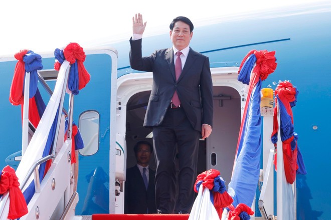 State President Luong Cuong arrives at Wattay International Airport in Vientiane on April 24 afternoon. (Photo: VNA)