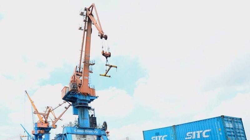 Cargo containers are being handled at Dinh Vu Port, Hai Phong City. (Photo: Tran Quoc)