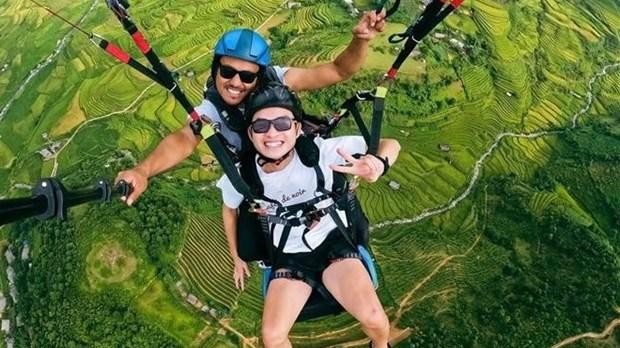 Enjoying the panoramic view of the waves of rice on terraced fields from Khau Pha Pass always brings great emotion for paragliders (Photo: VNA) 