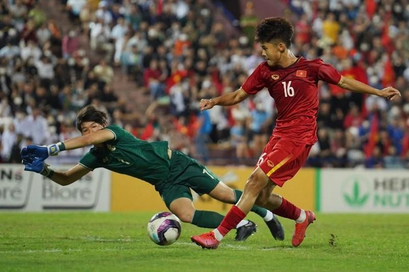 Long Vu (in red) scored the second goal for Vietnam. (Photo: Ngoc Le)