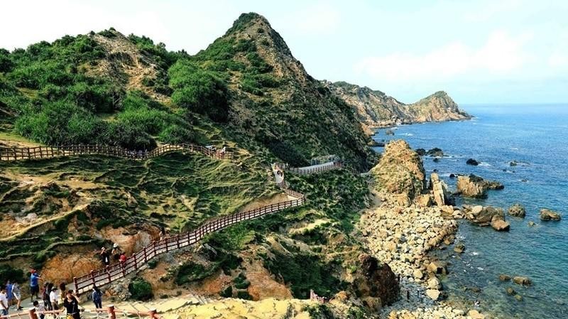 Eo Gio cliff, a popular tourist site in Binh Dinh Province (Photo: VNA)