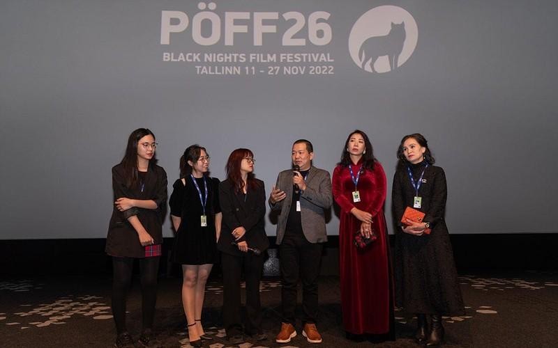 Director Luong Dinh Dung introduces his film to audience at the screening 