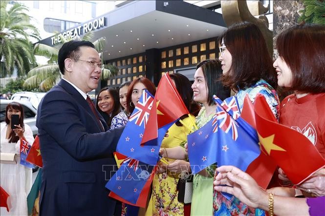 NA Chairman Vuong Dinh Hue welcomed at the Auckland International Airport. (Photo: VNA)