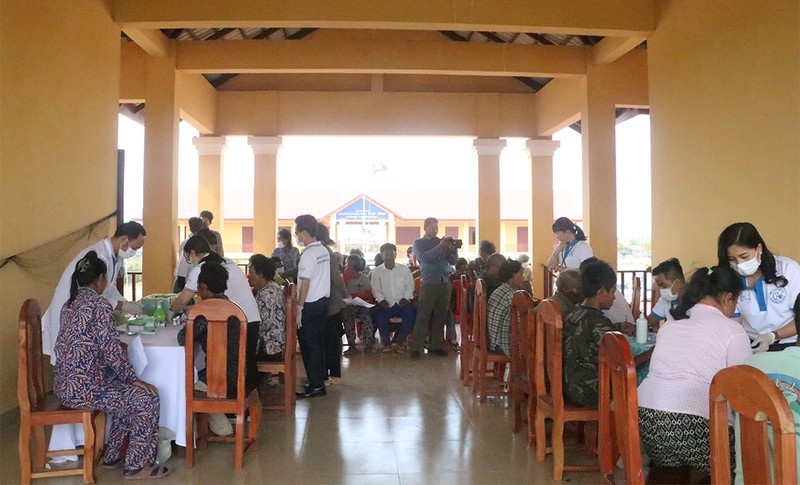 500 Cambodian residents, those of Vietnamese origin in Cambodia get free health check-ups, gifts (Photo: NDO)