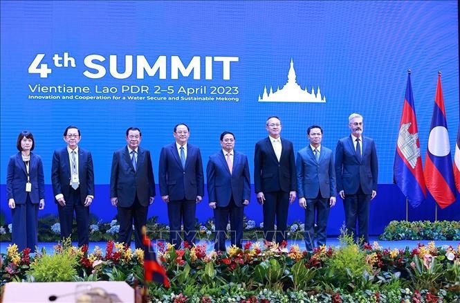 Representatives of the MRC nations and its partner countries pose for a group photo. (Source: VNA)