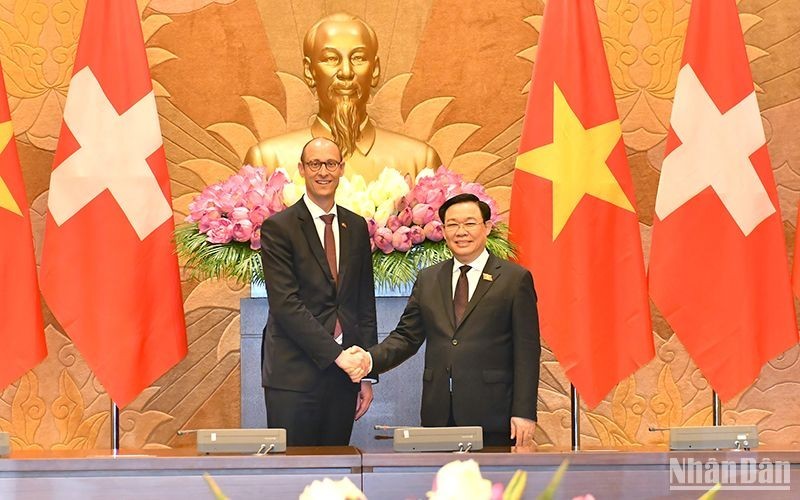 National Assembly (NA) Chairman Vuong Dinh Hue (R) and President of the National Council of Switzerland Martin Candinas (Photo: NDO)