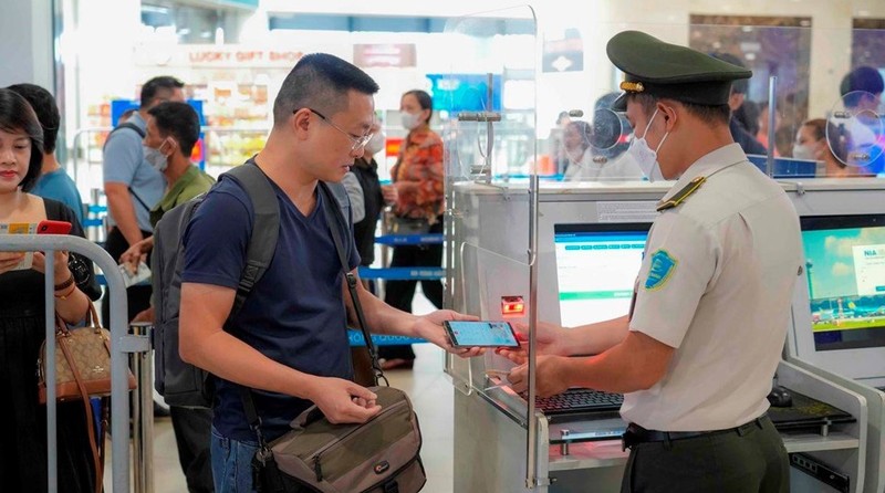 A passenger uses VNeID at Noi Bai International Airport's security counter. (Photo: VNA