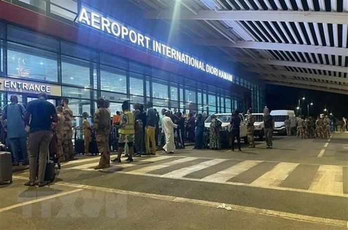 Citizens of various countries wait for evacuation at Diori-Hamani International Airport in Niamey, Niger, on August 1, 2023. (Photo: VNA).