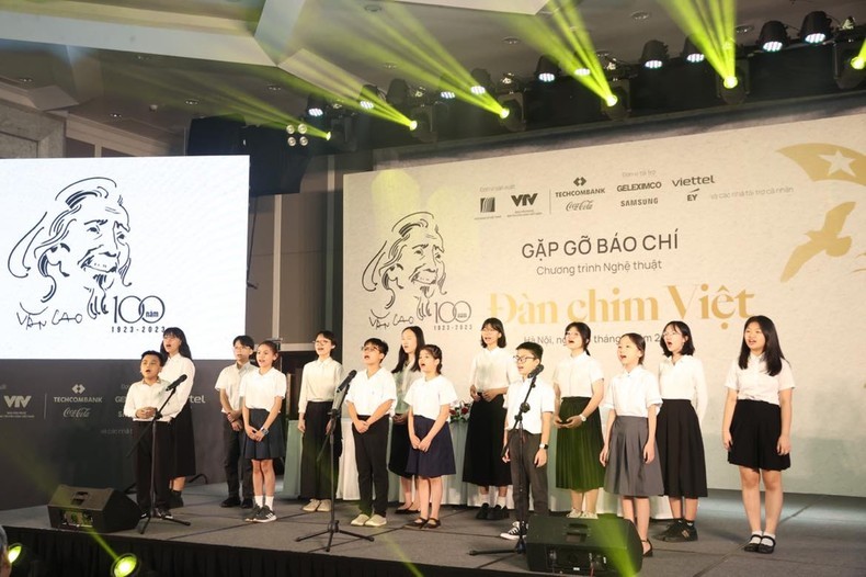 A children’s choir perform a song by Van Cao at the press conference 