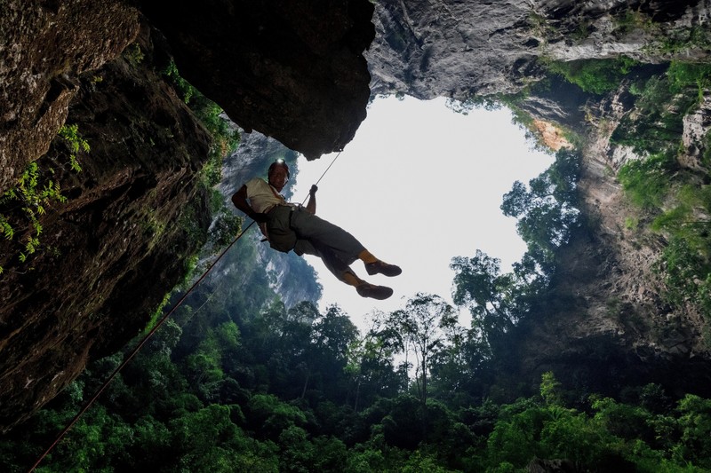 A man uses a rope to drop down from the entrance of Kong Collapse. (Photo: Jungle Boss)