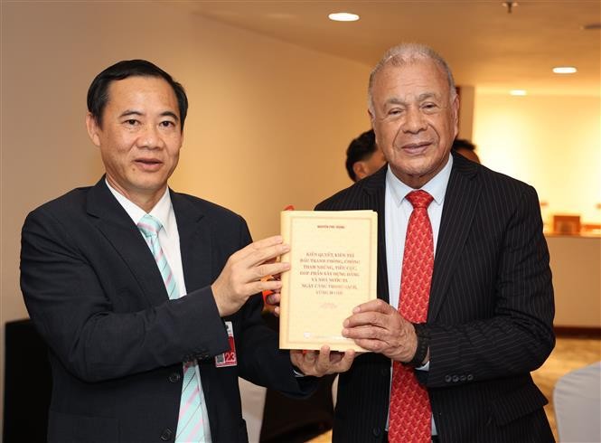 Vice Chairman of the CPV Central Committee’s Commission for Internal Affairs Nguyen Thai Hoc (L) presents a book by General Secretary of the CPV Central Committee Nguyen Phu Trong to General Secretary of the Mexican Labour Party (PT) Alberto Anaya Guitiérrez. (Photo: VNA)