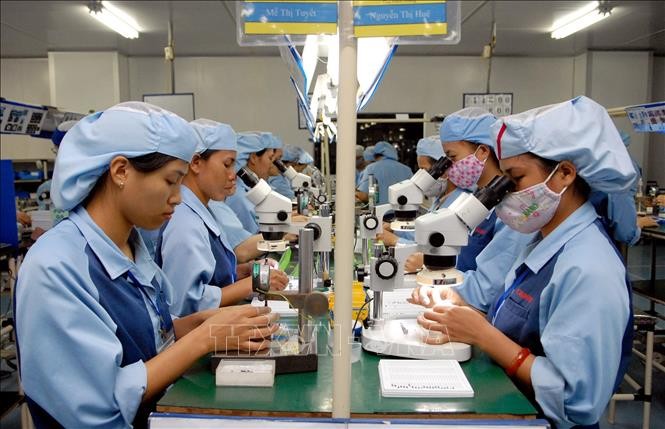 Production of electronic devices in a company in Hung Yen province. (Photo: VNA)