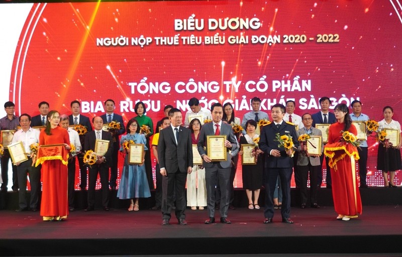 Minister of Finance Ho Duc Phoc and Director General of the General Department of Taxation Mai Xuan Thanh congratulated SABECO at the conference on praising outstanding taxpayers for the 2020-2022 period.