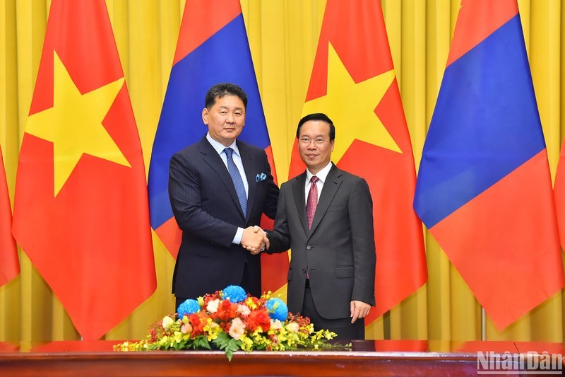  President Vo Van Thuong (R) and Mongolian President Ukhnaagiin Khurelsukh (Photo: NDO)
