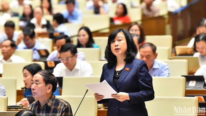 Minister of Health Dao Hong Lan addresses the discussion on November 1. (Photo: NDO)