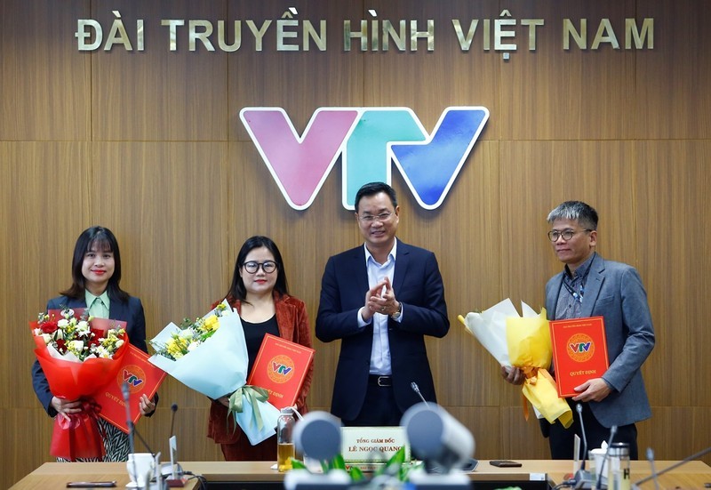 VTV General Director Le Ngoc Quang presents the appointment decisions to VTV Times leaders.