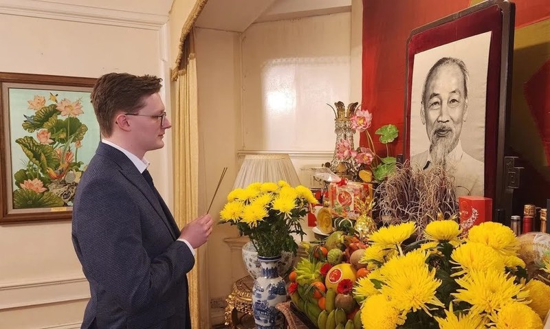 British researcher of Vietnamese politics and history Kyril Whittaker pays respect to President Ho Chi Minh at the Vietnamese Embassy in the UK. (Photo: NVA)