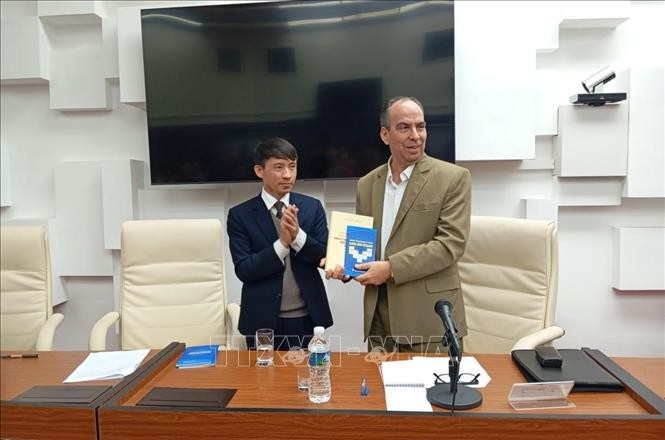 Deputy Director and Deputy Editor-in-Chief of the Su That (Truth) National Political Publishing House Vo Van Be (L) presents the book to Secretary of the PCC Central Committee and head of its Ideological Department Rogelio Polanco Fuentes. (Photo: VNA) 