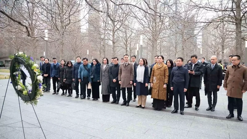 Vice State President Vo Thi Anh Xuan visits and lays wreaths at the National September 11 Memorial to commemorate the victims who died in the terrorist attack in 2001. (Photo: VNA)