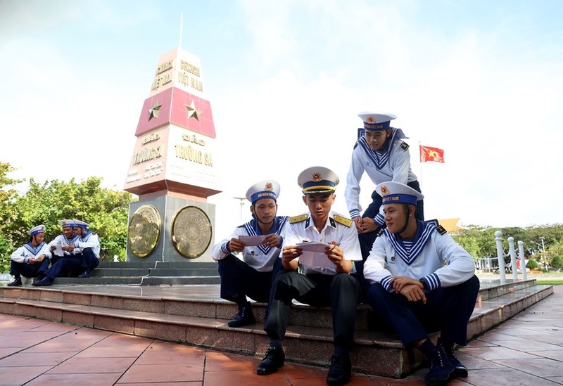 Officers and soldiers in Truong Sa read letters sent from the mainland. (Photo: VNA)