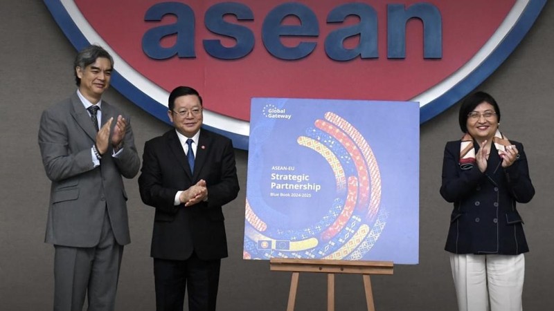 Dr Kao Kim Hourn, Secretary-General of ASEAN; Sujiro Seam, Ambassador of the European Union to ASEAN; and Hjayceelyn M. Quintana, Permanent Representative of the Philippines to ASEAN and Country Coordinator for ASEAN-EU Dialogue Relations at the launch of the ASEAN – EU Blue Book 2024-2025. (Photo: Delegation of the European Union to the Association of Southeast Asian Nations)