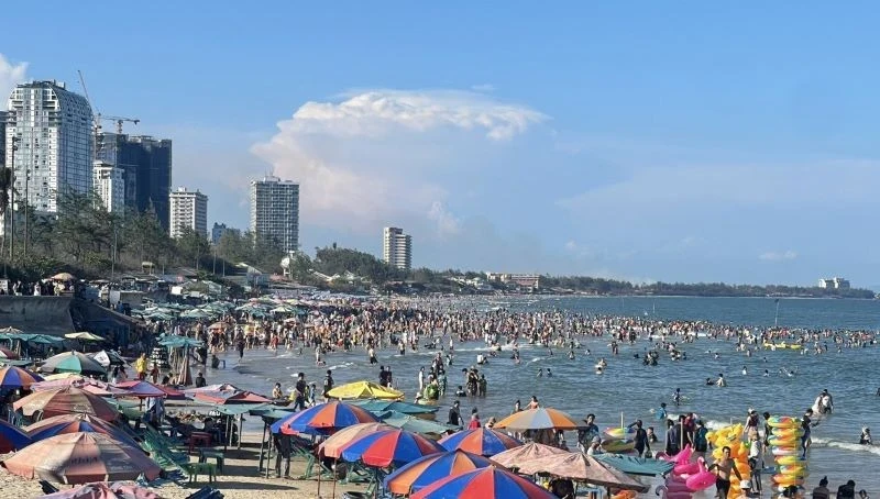 Tourists at Bai Sau Beach in Vung Tau City.