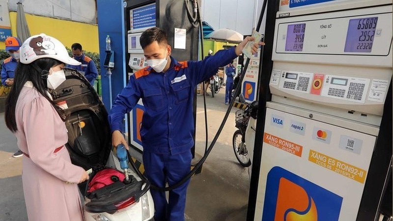 Petrol prices slightly up in latest adjustment (Photo: VNA)