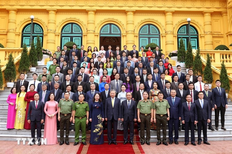 President To Lam takes a group photo with officials and staff of the Presidential Office (Photo: VNA)