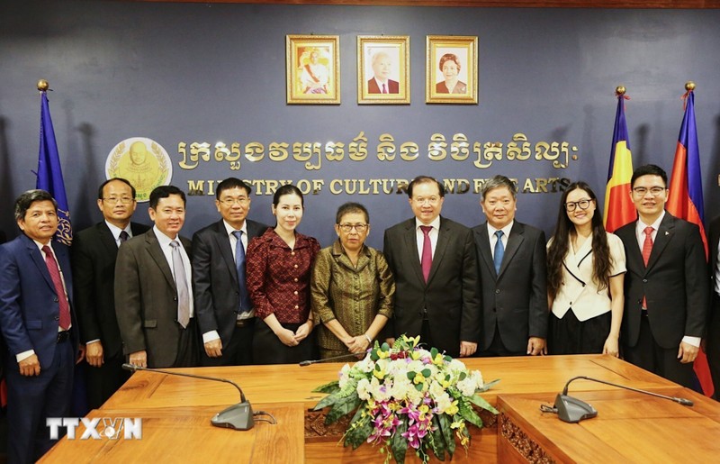 Vietnamese Deputy Minister of Culture, Sports and Tourism Ta Quang Dong (fourth from right), Cambodian Minister of Culture and Fine Arts Phoeurng Sackona (fifth from right), and other officials at the meeting in Phnom Penh on May 21. (Photo: VNA)