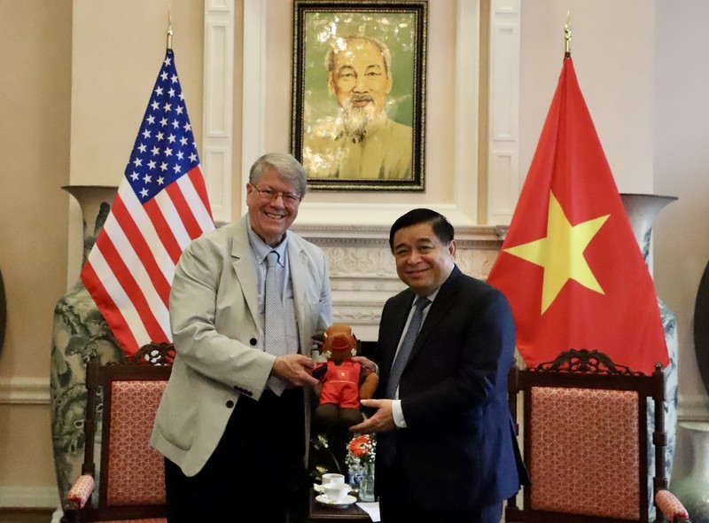  Minister of Planning and Investment Nguyen Chi Dung (R) and Dr. Richard Lawton Thurston, ormer Senior Vice President of the Taiwan Semiconductor Manufacturing Company, Ltd. (Photo: VNA)