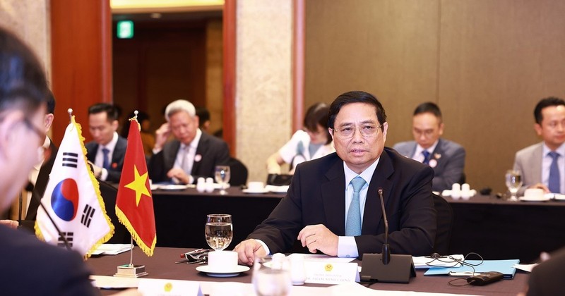 Prime Minister Pham Minh Chinh at the working lunch. (Photo: VNA)