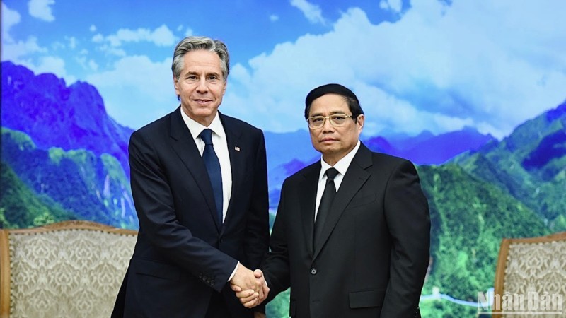 Prime Minister Pham Minh Chinh (R) receives US Secretary of State Antony Blinken in Hanoi on July 27 evening. (Photo: NDO/TRAN HAI)