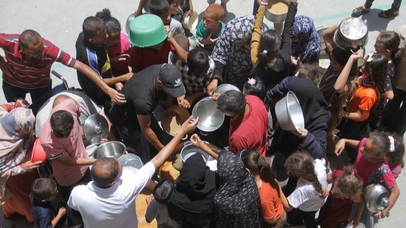 Palestinians gather to receive food cooked by a charity kitchen as they struggle with food scarcity and basic necessities, in the northern Gaza Strip, June 19, 2024. (Photo: REUTERS)