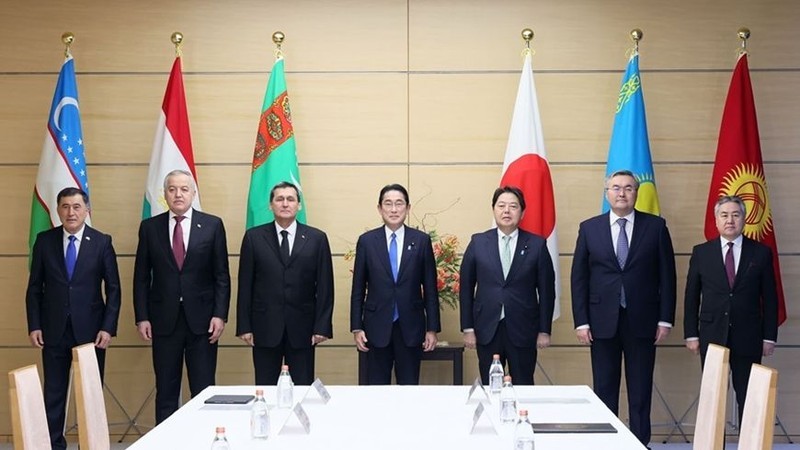 Japanese Prime Minister Kishida Fumio meets with the Foreign Ministers of five Central Asian countries, in December 2022. (Photo: japan.kantei.go.jp)