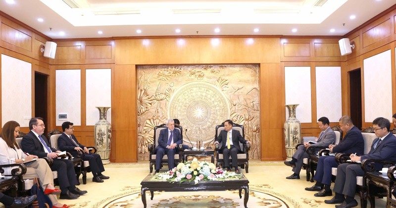 Secretary of the Party Central Committee and Chairman of its Commission for External Relations Le Hoai Trung (R) hosts a reception for Chilean Minister of Foreign Affairs Alberto Van Klaveren in Hanoi on August 27. (Photo: VNA)