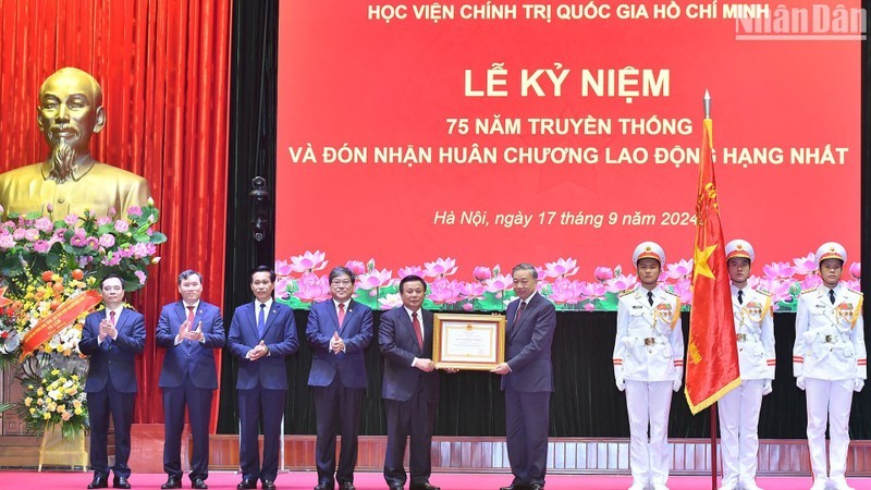 Party General Secretary and President To Lam presents first-class Labour Order to Ho Chi Minh National Academy of Politics (Photo: NDO)