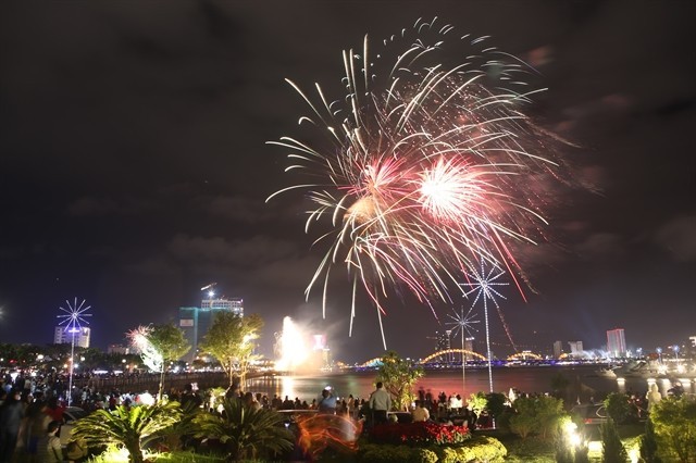 A firework show in Da Nang city to mark the Lunar New Year in 2024. (Photo: VNA)