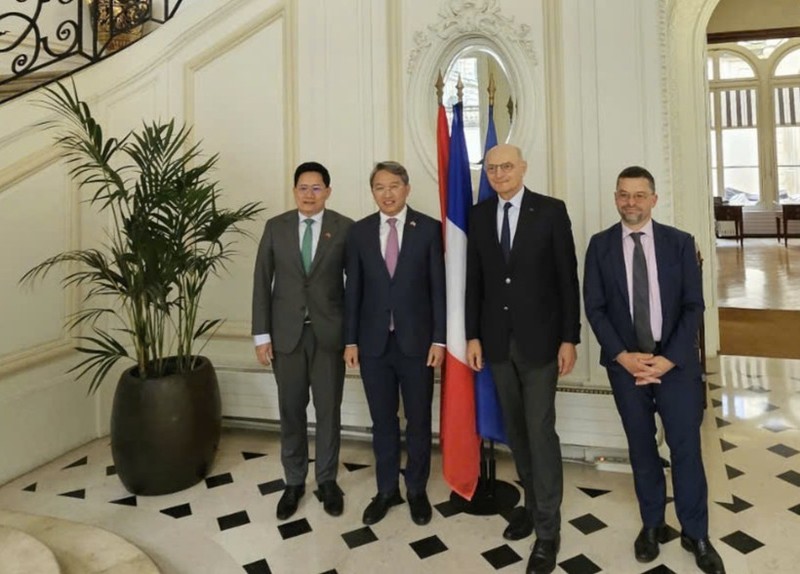 Vietnamese and French officials pose for a group photo in Paris. (Photo: VNA)