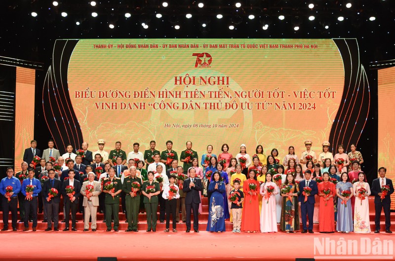 Standout individuals honoured for contributions to Hanoi's development (Photo: NDO)