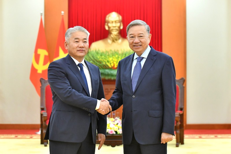 Party General Secretary To Lam (right) and Mongolian Minister for Food, Agriculture and Light Industry Jadamba Enkhbayar. (Photo: NDO)