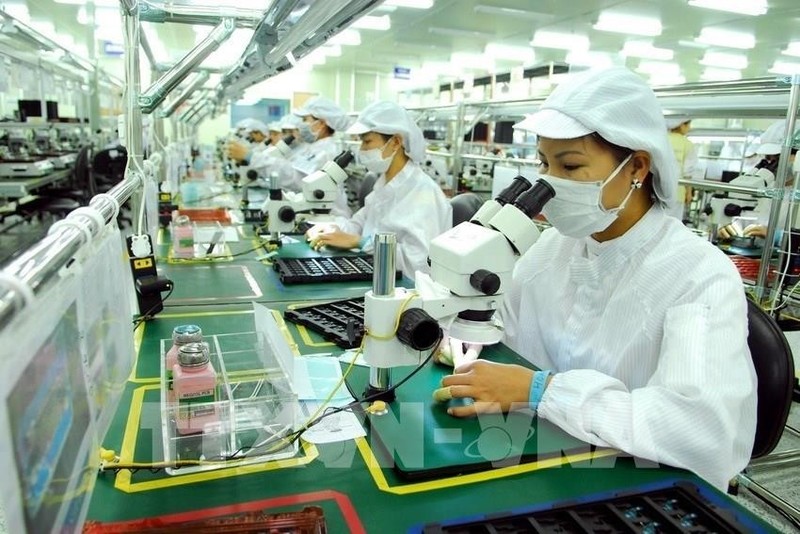 Production of electronic components at Doosung Tech Vietnam Co., Ltd., an 100% Korean invested firm, in Luong Son Industrial Park in Hoa Binh province. (Photo: VNA)