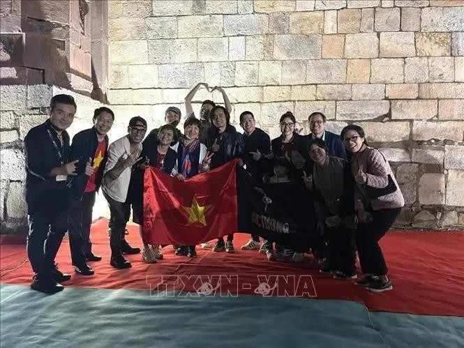 Members and fans of rock band Buc Tuong (The Wall) at the ASEAN - India Music Festival 2024. (Photo: VNA)