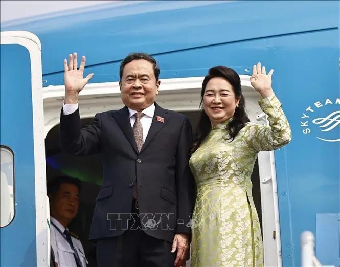 National Assembly (NA) Chairman Tran Thanh Man and his spouse Nguyen Thi Thanh Nga leave Hanoi at noon on December 1 for official visits to Singapore and Japan. (Photo: VNA)