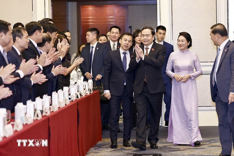 NA Chairman Tran Thanh Man meets with Vietnamese community in Singapore (Photo: VNA)