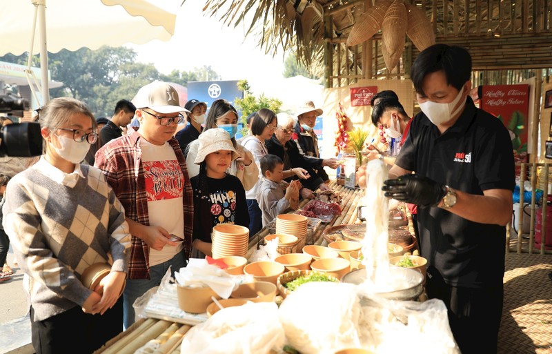 The Hanoi Culinary Culture Festival 2024 drew large numbers of diner (Photo: hanoimoi.vn)