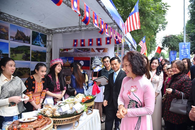 Visitors at the International Food Festival 2023 (Photo: baoquocte.vn)